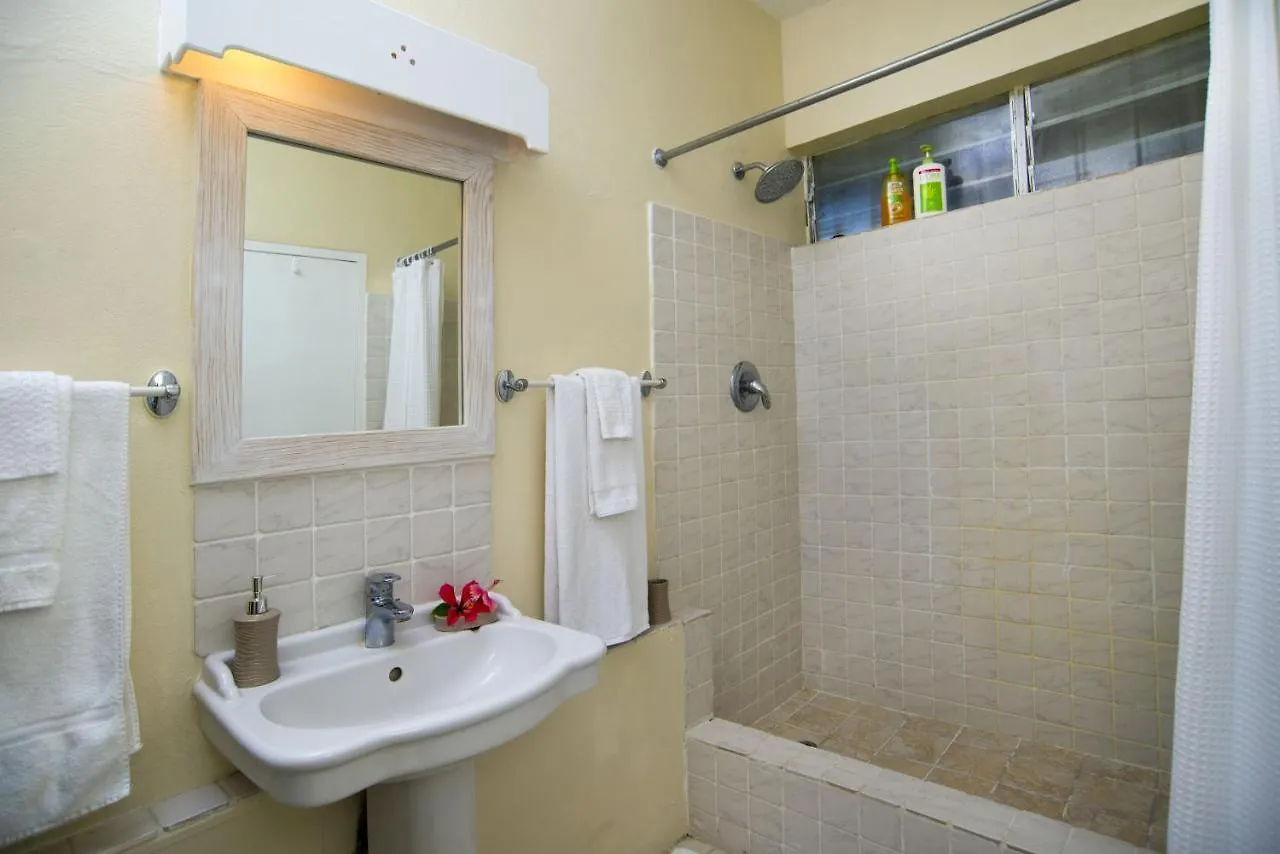 Ground Floor Apartment Located In Hometown, 5 Min Walk To The Beach Saint James