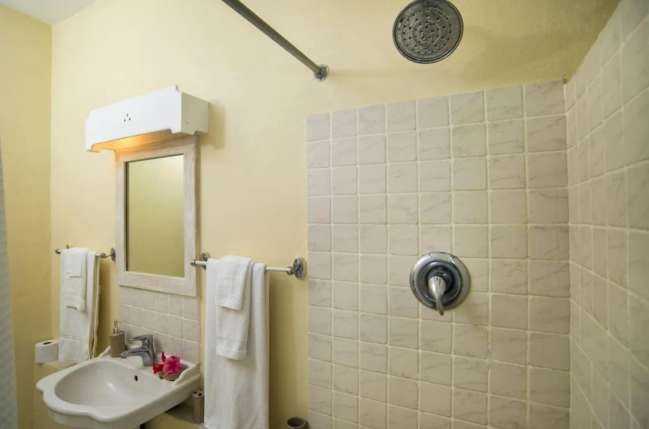 Ground Floor Apartment Located In Hometown, 5 Min Walk To The Beach Saint James Barbados
